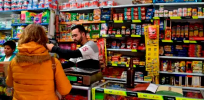 Tiendas de barrio pierden terreno: Colombianos planifican compras en grandes superficies