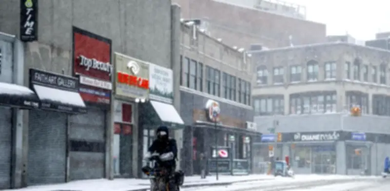 Tormenta de nieve histórica paraliza el noreste de Estados Unidos con emergencia en ocho estados