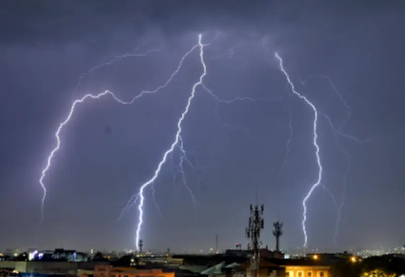 Tormenta eléctrica azota Cali en madrugada intensa: apagones y temor en barrios del sur