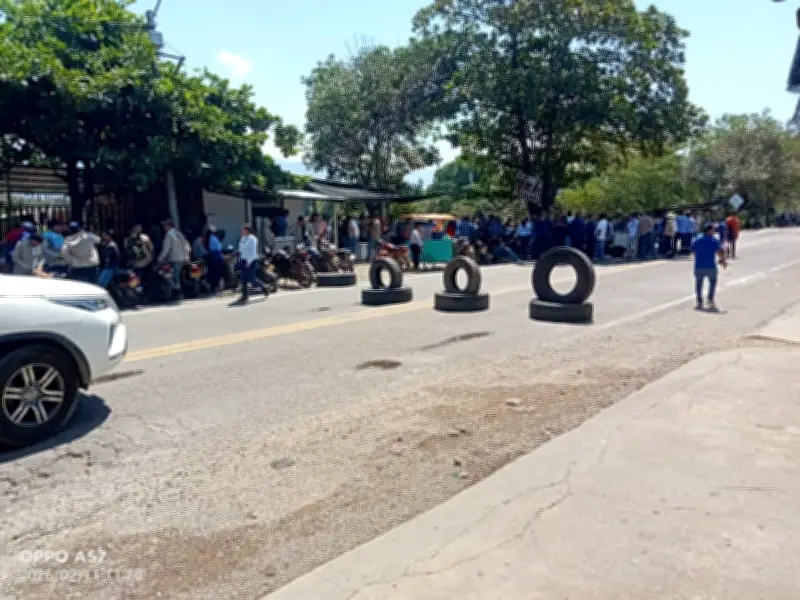 Trabajadores de palma bloquean vía en Cesar ante amenaza de desalojo de hacienda