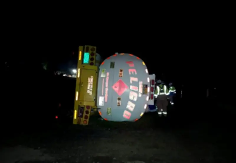 Tractocamión cisterna se volcó en vía Bogotá-Villavicencio: cierre total por derrame de combustible