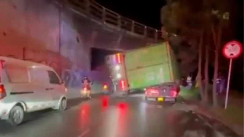 Tractocamión se voltea y aplasta camioneta en la Circunvalar de Bogotá