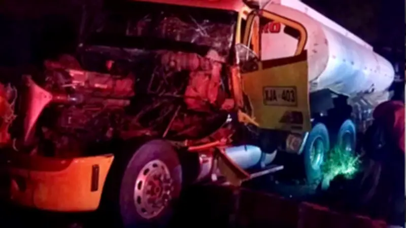 Tractocamión sin frenos causa accidente fatal en vía Armenia-Cajamarca