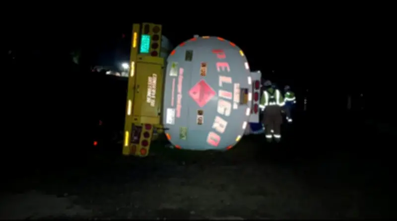 Tractomula volcada con derrame de combustible cierra principal vía Bogotá-Llanos