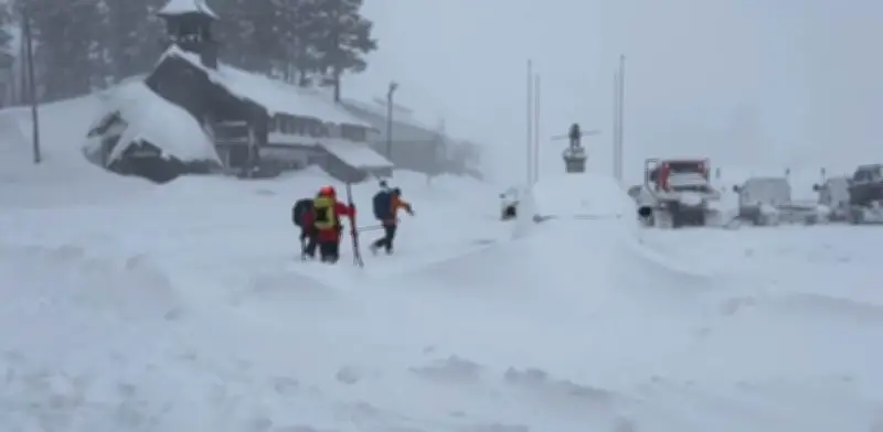 Tragedia en California: avalancha sepulta a esquiadoras, solo dos sobreviven entre nueve fallecidos