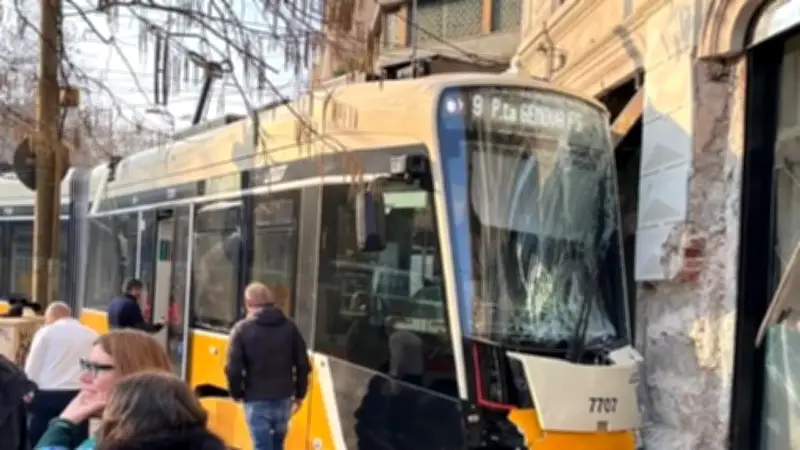 Tragedia en Milán: descarrilamiento de tranvía deja dos muertos y todo quedó grabado