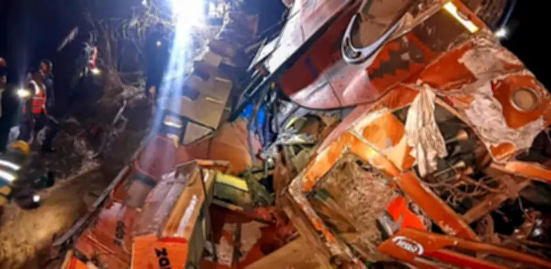 Tragedia en Nepal: Bus con turistas extranjeros cae a río dejando 19 muertos y 25 heridos