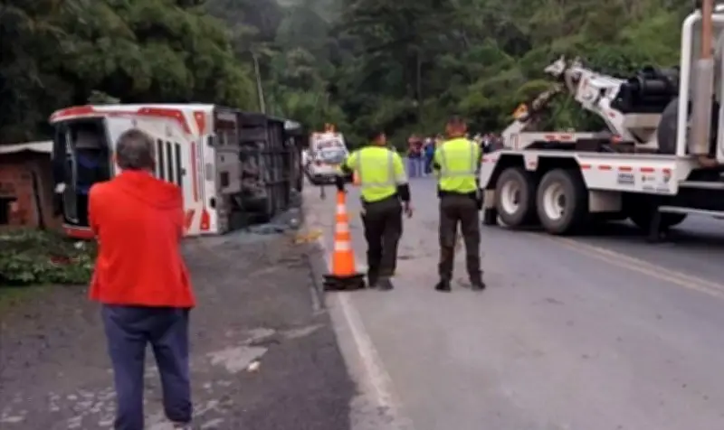 Tragedia en Santander: bus intermunicipal deja dos muertos y más de diez heridos graves