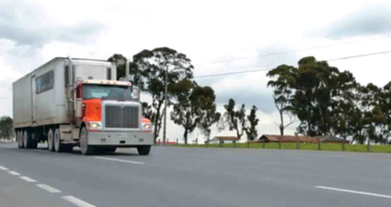 Tragedia vial en Guaduas: Motociclista muere tras choque con puerta y atropello por tractomula