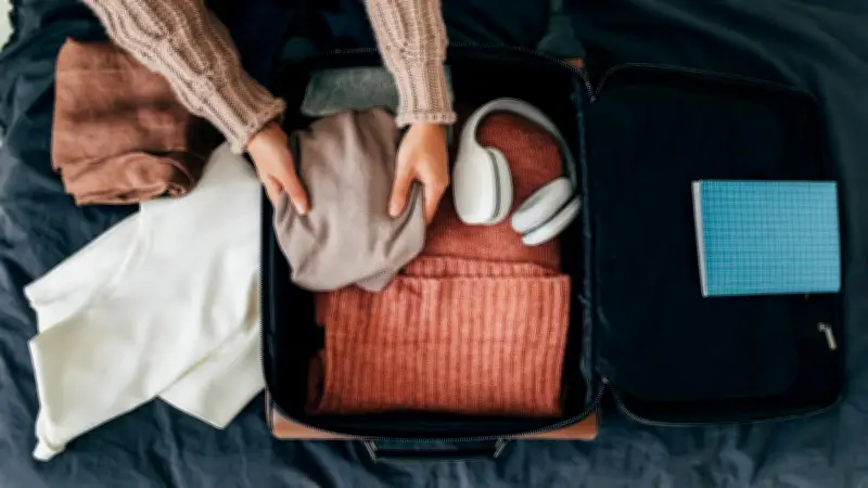 Tres tonos de ropa que optimizan el espacio en tu maleta de viaje