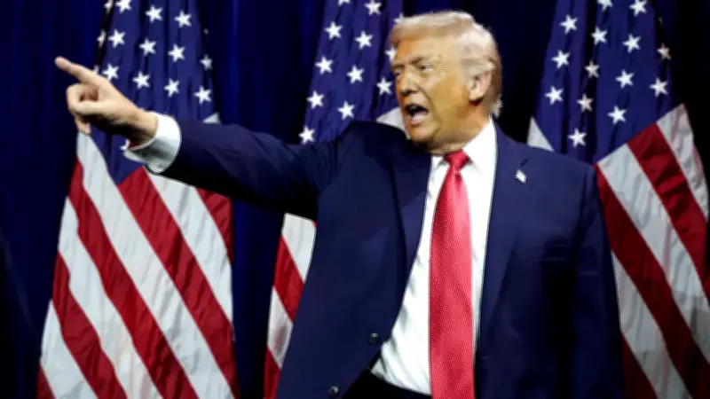 Trump acusa a Obama de filtrar datos clasificados sobre ovnis en respuesta a preguntas