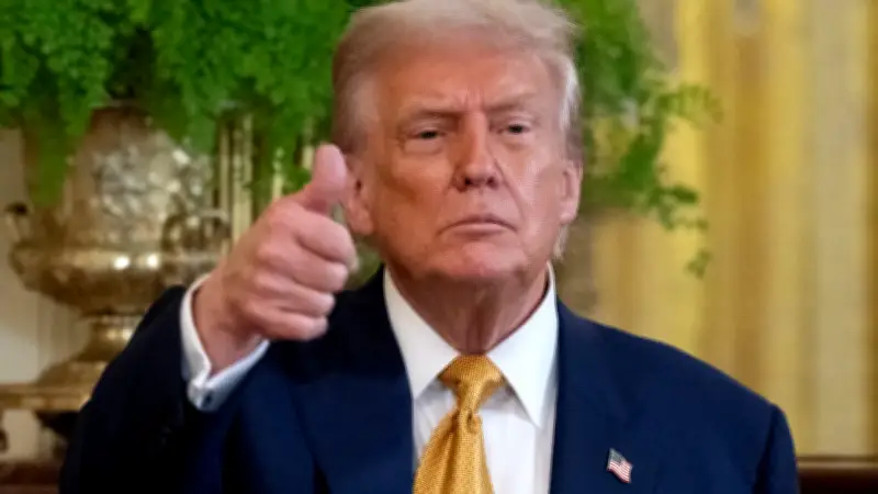 Trump oficializa arancel global del 10% en medio de tensión con Corte Suprema de EE.UU.