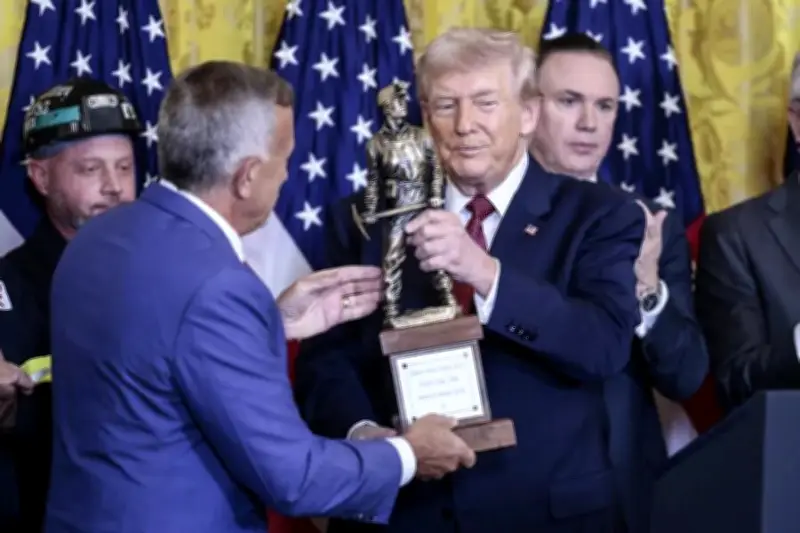 Trump recibe premio de industriales del carbón y ordena al Pentágono priorizar su uso