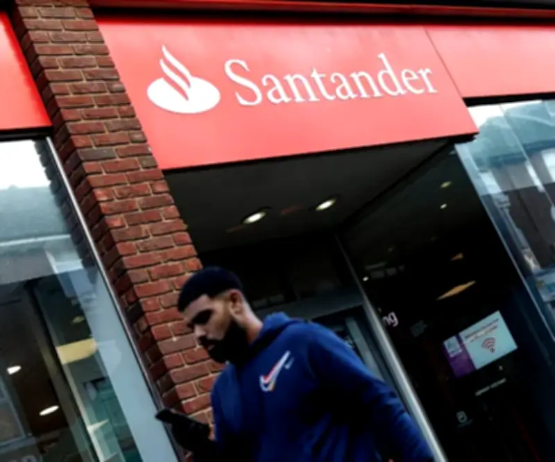 TSB suspende pago de dividendos a Sabadell tras venta a Santander en operación multimillonaria