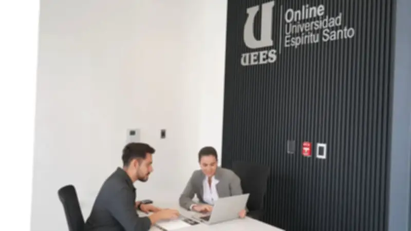 UEES ofrece becas completas para más de 20 cursos virtuales en IA y liderazgo