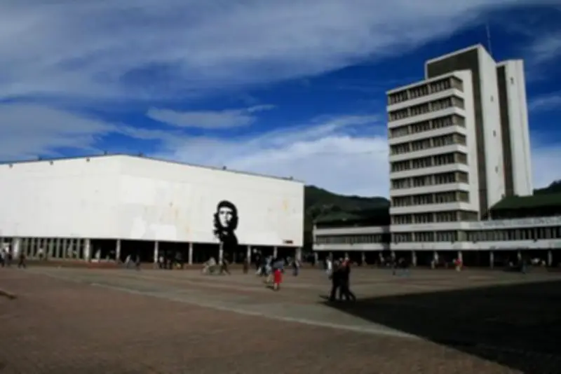 Universidad Nacional posesiona a José Ismael Peña como rector tras fallo judicial