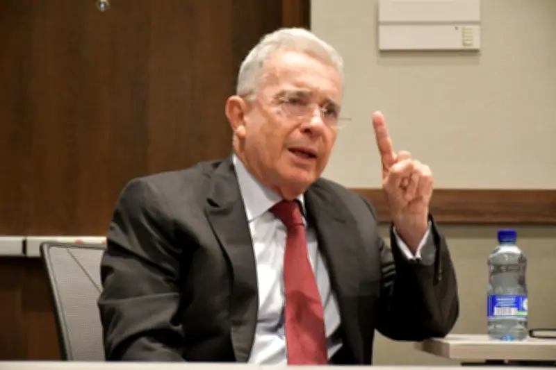 Uribe afirma que computadores de las Farc son prueba contra Cepeda