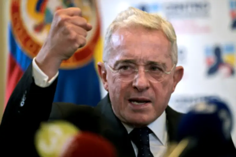 Uribe respaldará al ganador de la consulta del 8 de marzo sin importar partido