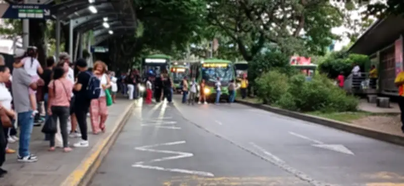 Usuarios del MÍO bloquean estación Universidades en Cali por retrasos en ruta hacia Pance