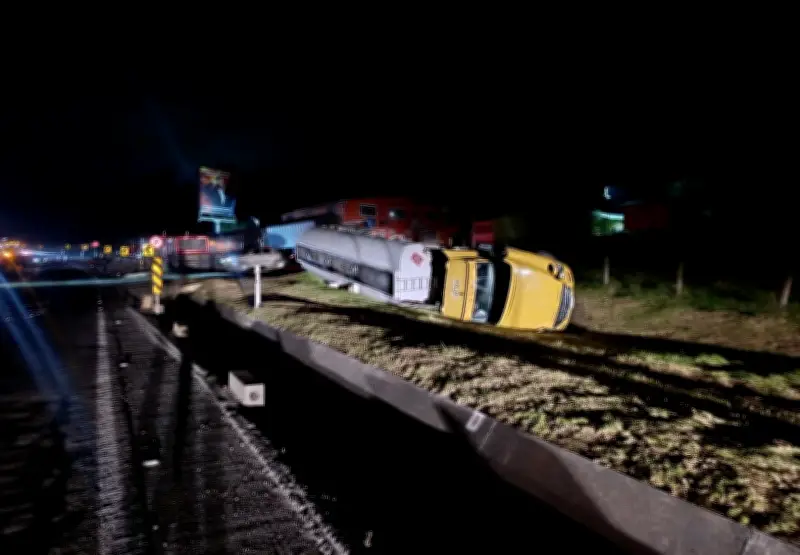 Vía Bogotá-Villavicencio reabre tras volcamiento de tractocamión con derrame de combustible