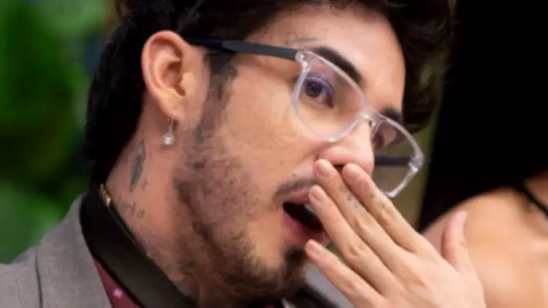 Valentino Lázaro sancionado tras bajar pantalones en La Casa de los Famosos Colombia