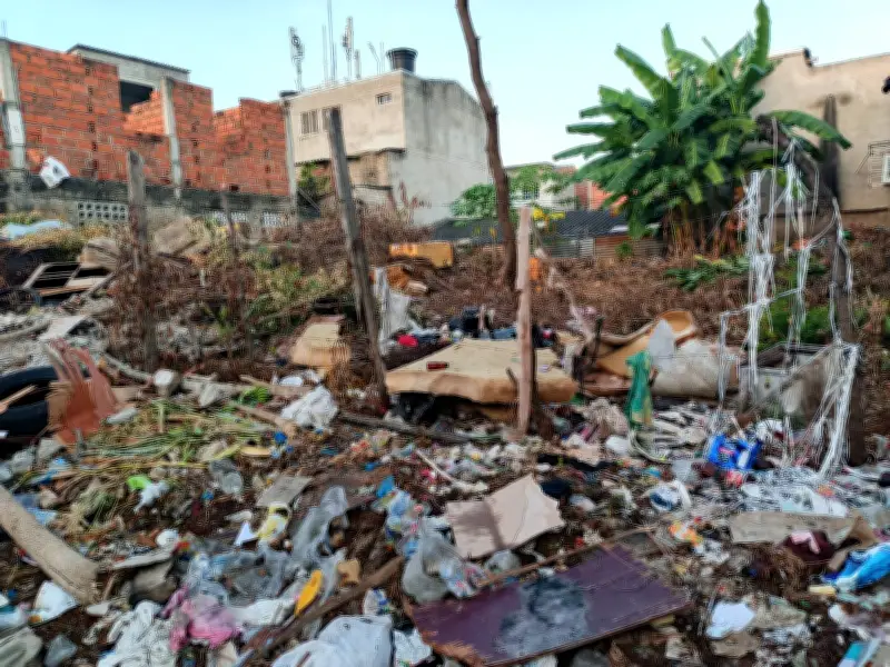 Vecinos de San Fernando en Cartagena denuncian lote convertido en basurero y riesgo de dengue