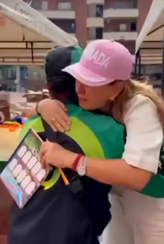 Vendedor ambulante en Huila dona útiles escolares y su gesto solidario se viraliza en redes