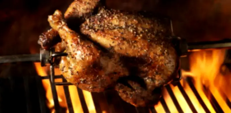 Viajeros chinos recorren miles de kilómetros para probar pollo asado en minúscula churrasquería portuguesa