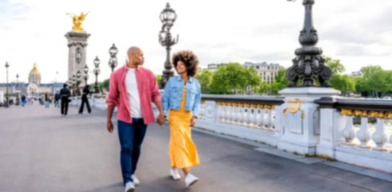 Viajes en pareja dominan el turismo colombiano con 43% de reservas en 2025