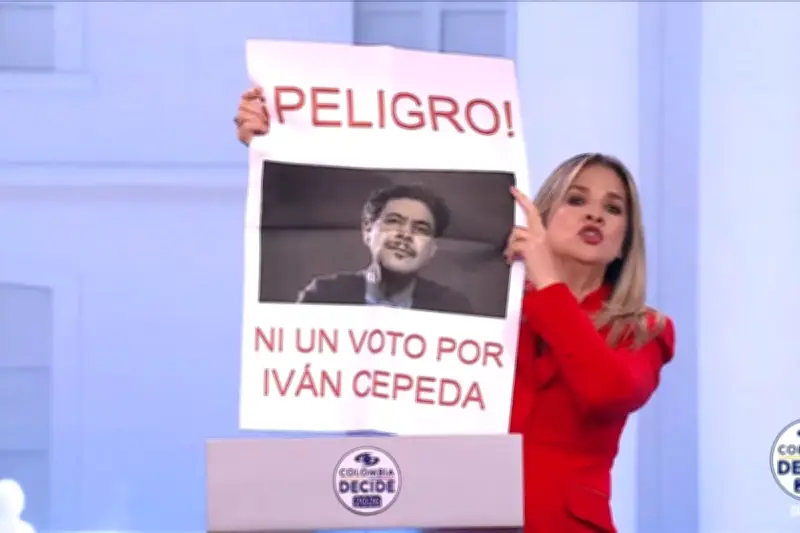Vicky Dávila despliega pancarta contra Iván Cepeda en debate electoral: 'Ni un voto'