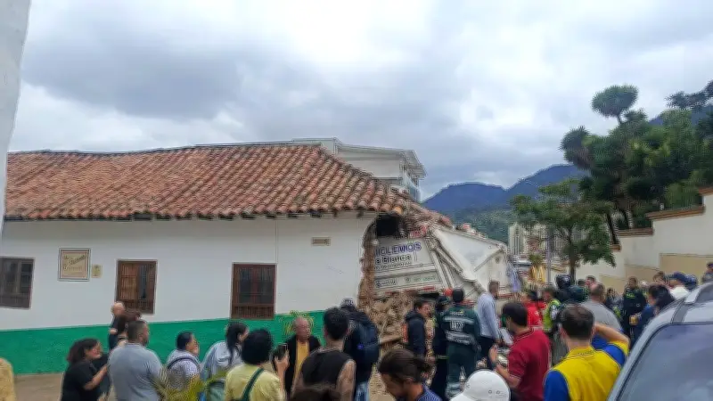 Video muestra el instante en que camión de basura destruye casa histórica en La Candelaria, Bogotá