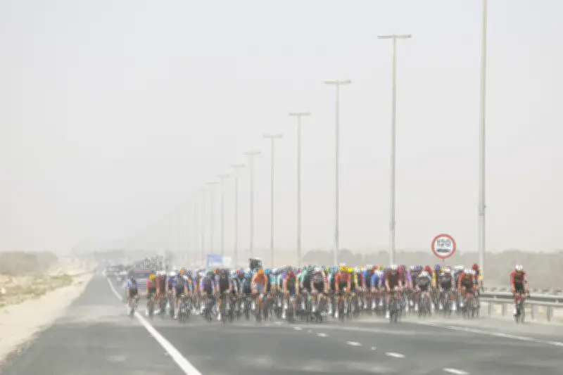 Viento y caída marcan inicio del UAE Tour 2026: Del Toro sorprende, colombianos resisten