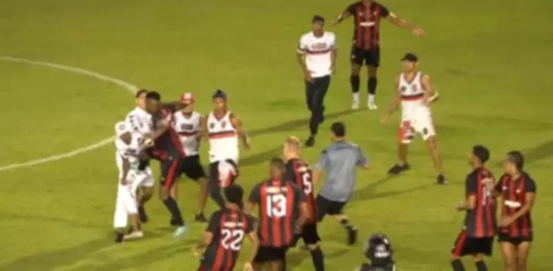 Violencia en Brasil: Hinchas invaden cancha y agreden jugadores en semifinal del Campeonato Maranhense