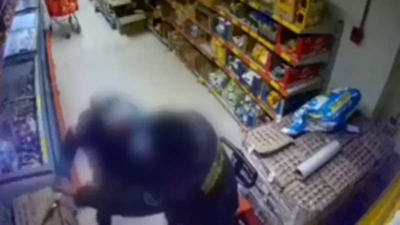 Violento ataque en Bogotá: hombre golpea y amenaza a vigilante con pistola en supermercado