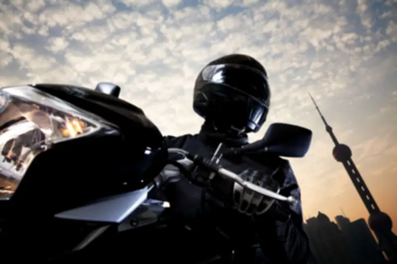 Visores oscuros en cascos de moto: multas y normas que aplican en Colombia para 2026