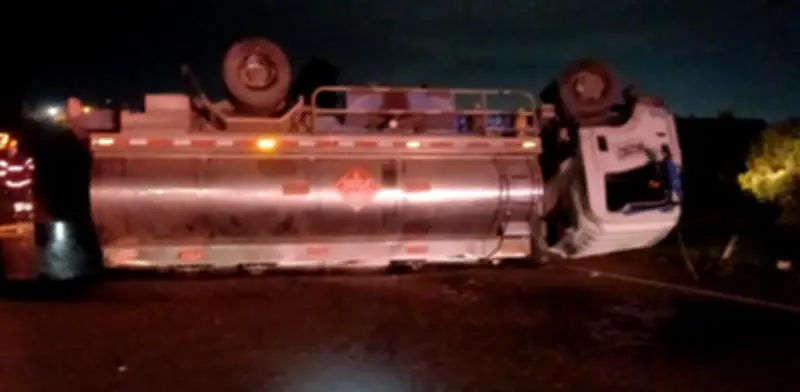 Volcamiento de cisterna en vía Cajicá-Zipaquirá causa derrame de combustible hacia quebrada