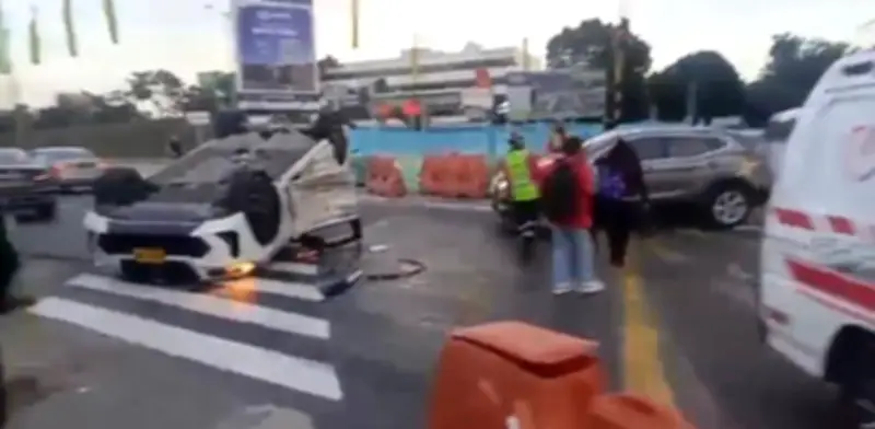 Volcamiento en Calle 100 con Carrera 53 Causa Caos Vial en Suba y Deja Una Persona Lesionada