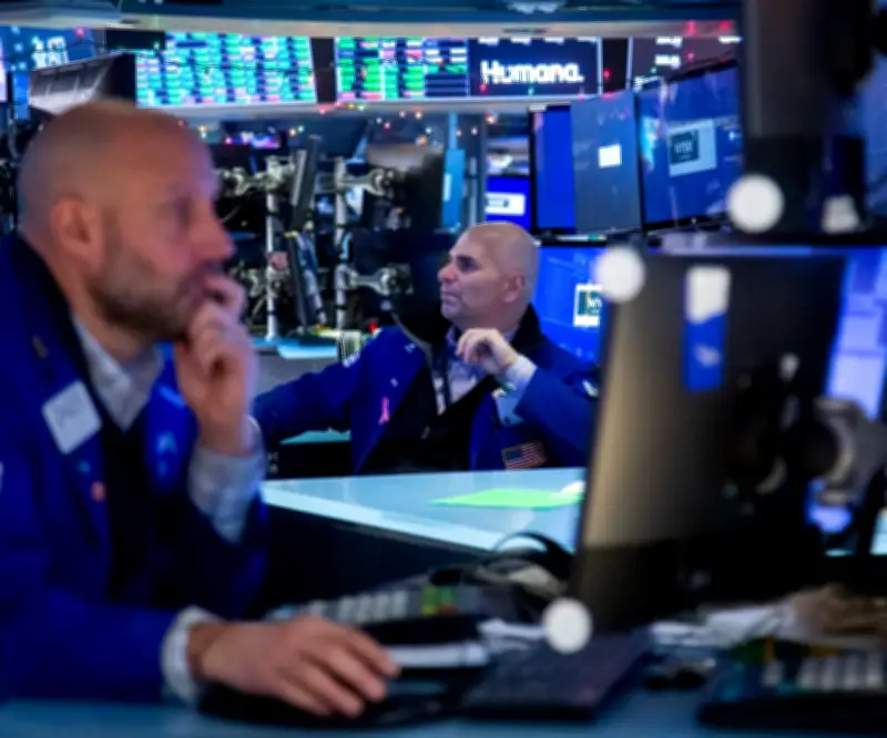 Wall Street alcanza máximos históricos mientras bitcoin se desploma tras datos de ventas minoristas