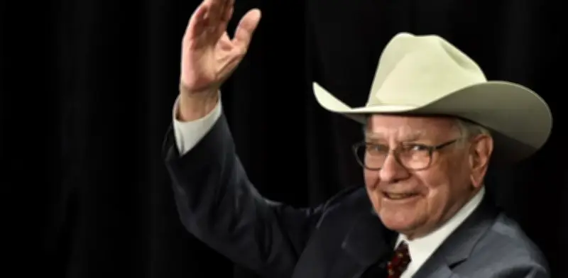 Warren Buffett aumenta participación en The New York Times y reduce apuestas en Apple y Amazon