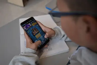 Adicción al celular en jóvenes: un caso colombiano que perdió su beca por dependencia digital