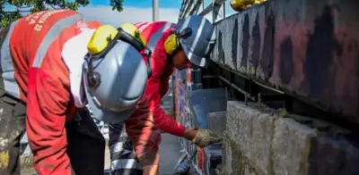 Alcaldía de Bogotá sella huecos en puente NQS con calle 19 usados por delincuentes para ocultarse