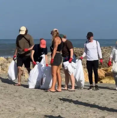 Amigos del Mar celebra 11 años con limpieza de playa en Cartagena, recolectando 42 kilos de residuos