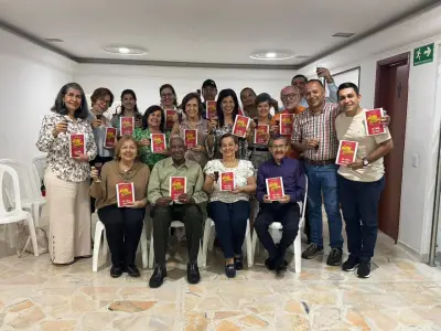 Amigos y colegas acompañan a Nelson Daza en lanzamiento de su libro autobiográfico