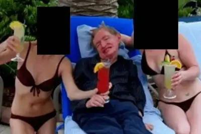 Archivos de Epstein revelan foto de Stephen Hawking con dos mujeres en traje de baño