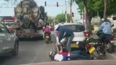 Atracan a motociclista frente a su hijo en concurrida vía de Santa Marta