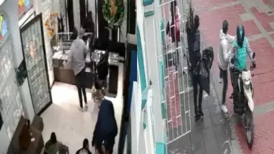 Atraco millonario en joyería de Chiquinquirá: tres ladrones sin cubrir rostros huyen en motos