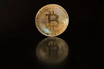 Bitcoin cae por debajo de $67,000 mientras acciones suben, divergencia continúa