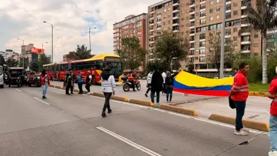 Bloqueo en la Calle 26 por plan tortuga de recicladores hacia el Aeropuerto El Dorado