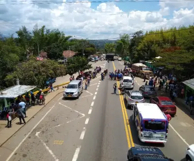 Bloqueos en la Panamericana por protesta indígena por crisis educativa en el Cauca