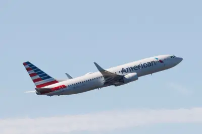 Boeing 737 de American Airlines aterriza en Miami con misteriosos orificios en su ala derecha